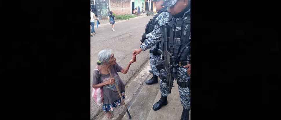 Ancianita recibe la bendición de policías que le regalaron dinero para comer