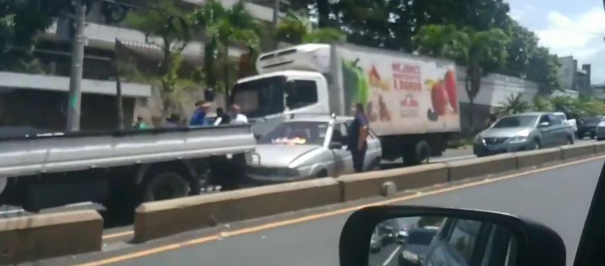 Reportan múltiple accidente y paso cerrado en Paseo General Escalón | VIDEO