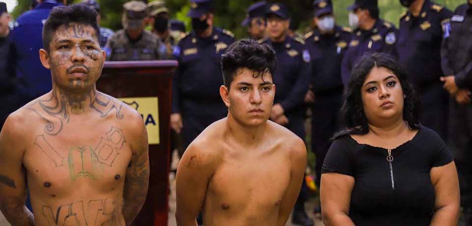 Decretan prisión para pandilleros que asesinaron a tres policías en Santa Ana