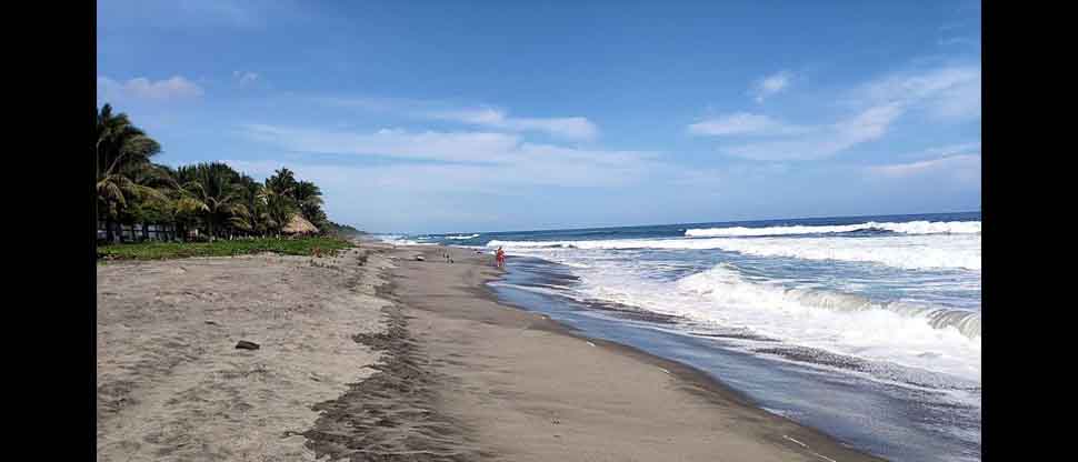 Rescatan con vida a niño de 13 años que fue arrastrado por corriente marina en Playa San Diego