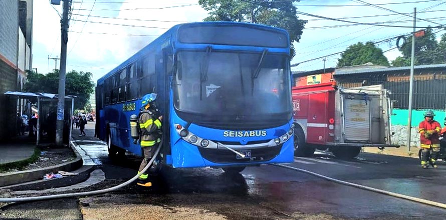 Bomberos evitan una tragedia al sofocar incendio en un bus del transporte público