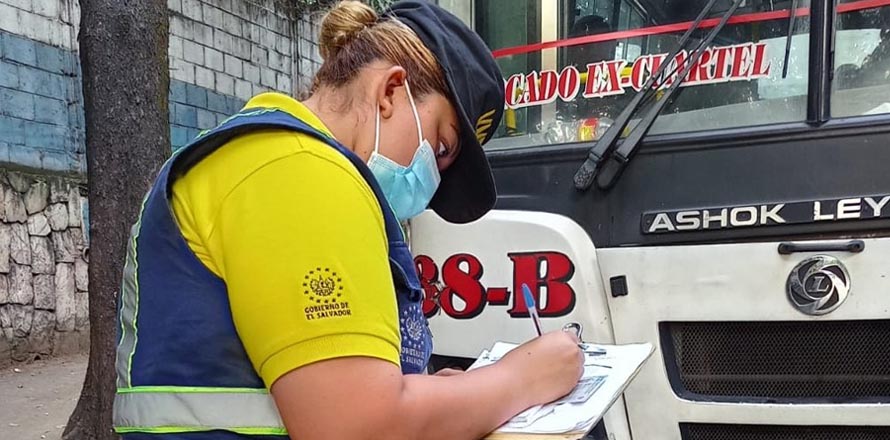 Sancionan a microbusero por circular con las puertas abiertas y la unidad llena de pasajeros