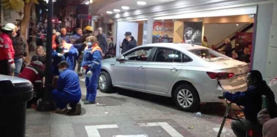 Primera vez que agarraba un carro automático y atropelló a 23 personas