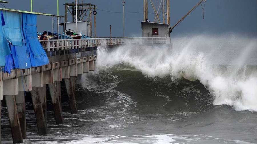 VIDEO: Autoridades advierten sobre oleaje rápido y alto en la costa salvadoreña