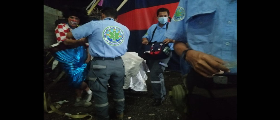 Auxilian a payasito luego de sufrir un corte en su pierna en San Ana