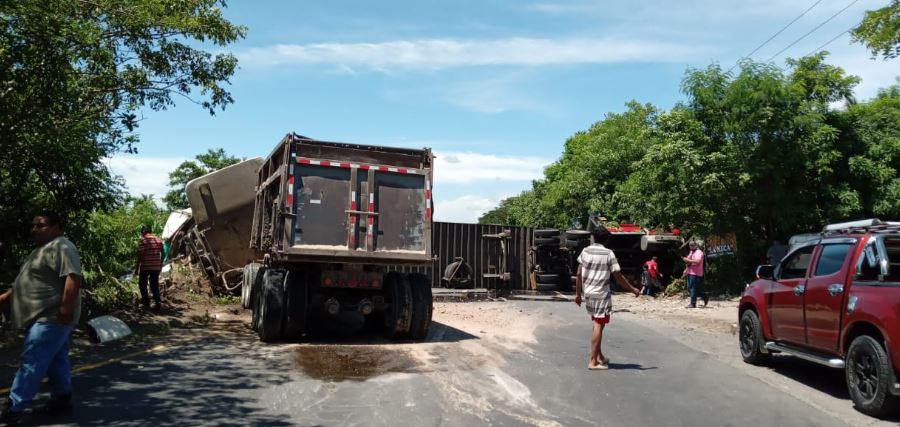 Reportan fuerte accidente y paso bloqueado en carretera a Quezaltepeque | FOTOS