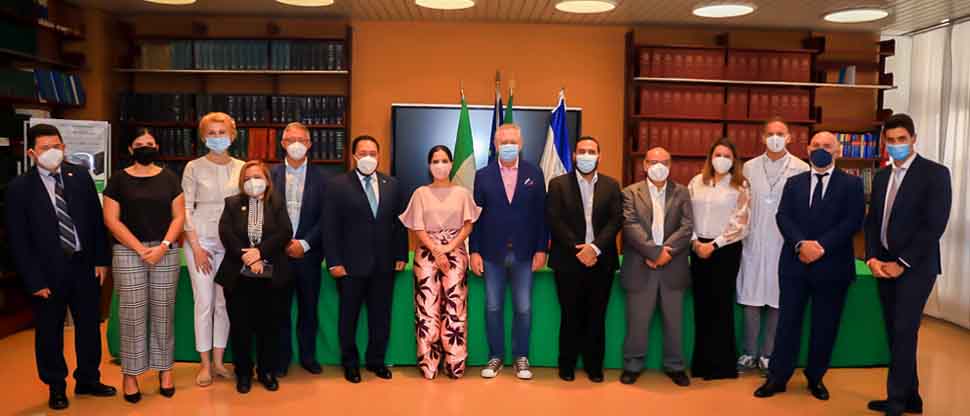 La Primera Dama Gabriela de Bukele busca impulsar modelo de atención pediátrico italiano en El Salvador