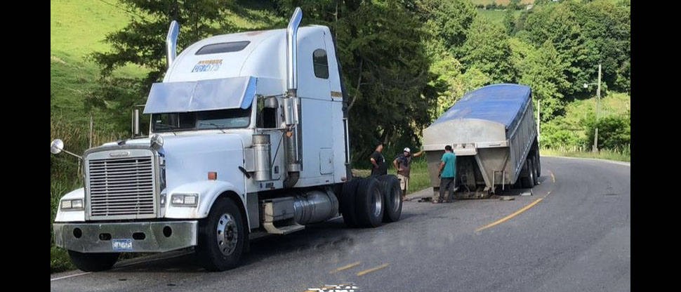 Furgón se desengancha de cabezal subiendo del lado hondureño hacia la frontera El Poy