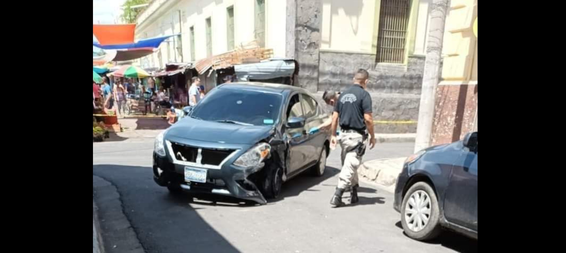 Chocan y abandonan un carro en el centro de Santa Ana