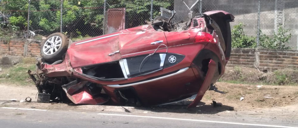Automovilista intenta sobrepasar en una curva y vuelca luego de perder el control el vehículo