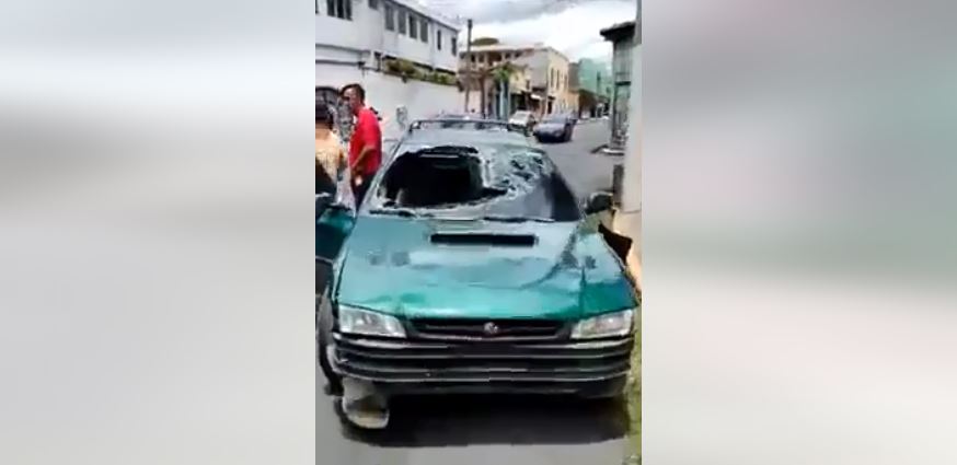 Mujer motociclista termina dentro de un vehículo tras fuerte choque | VIDEO