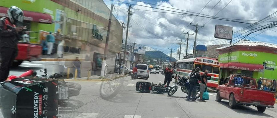 Imprudencia provoca choque entre dos motociclistas en el centro de Santa Tecla