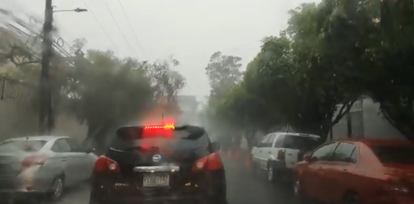 Reportan fuerte lluvia y vientos huracanados en San Salvador | VIDEO