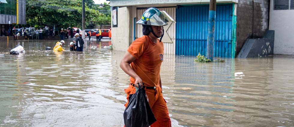 Bomberos pide a la ciudadanía no lanzar basura a las calles