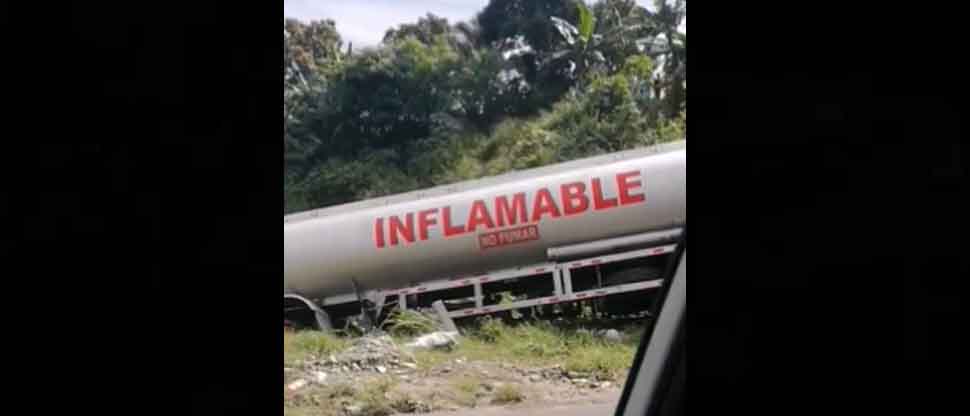 VIDEO: Reportan accidente de pipa que trasportaba gasolina en carretera de Oro