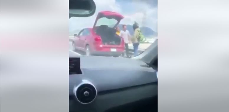 Conductor intolerante lanza desde un puente a motociclista repartidor tras discusión en la Ciudad de México