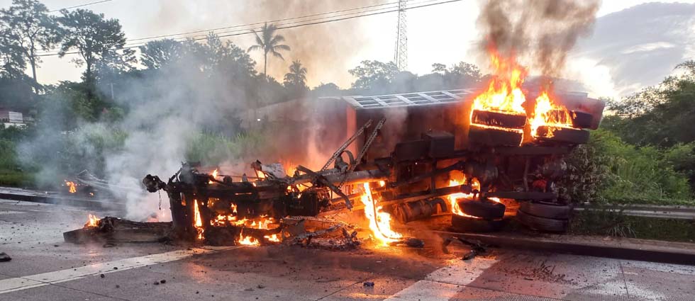 Un muerto y un lesionado tras choque de dos camiones volqueta carretera al puerto de La Libertad