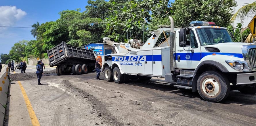 Emplean grúa policial para remover camiones accidentados; el paso vehicular continúa restringido