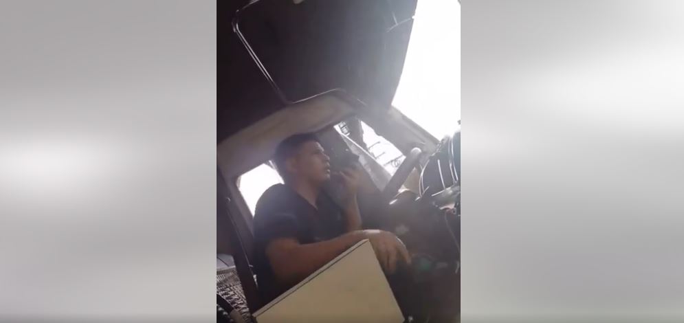 Sin soltar el celular y con música a todo volumen, captan a microbusero mientras hace viaje a Quezaltepeque