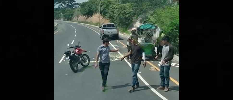 Conductor se pasa llevando el carretón de un vendedor de minutas en carretera Litoral