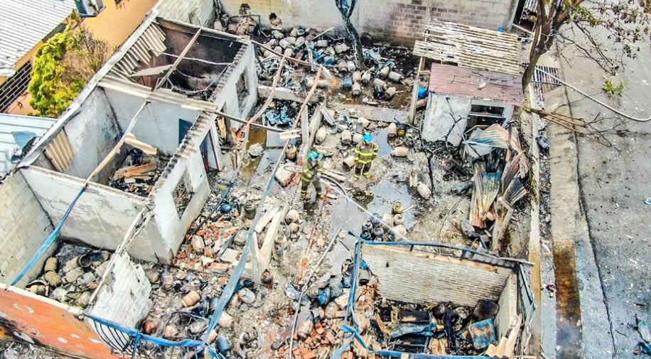 Así quedó vivienda y camión repartidor tras explosión de cilindros de gas en San Luis Talpa