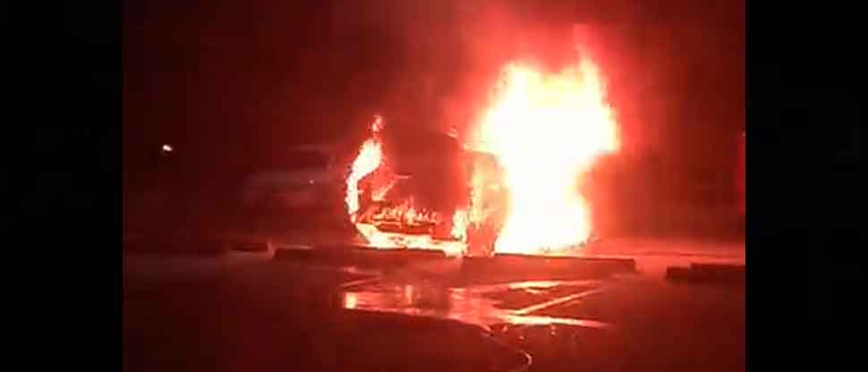 Conductor rompe en llanto al ver que su vehículo que dejó estacionado era consumido por el fuego en Soyapango