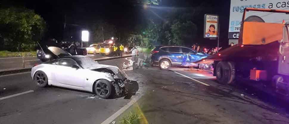 Conductor de vehículo deportivo se vio involucrado en aparatoso accidente en Santa Ana