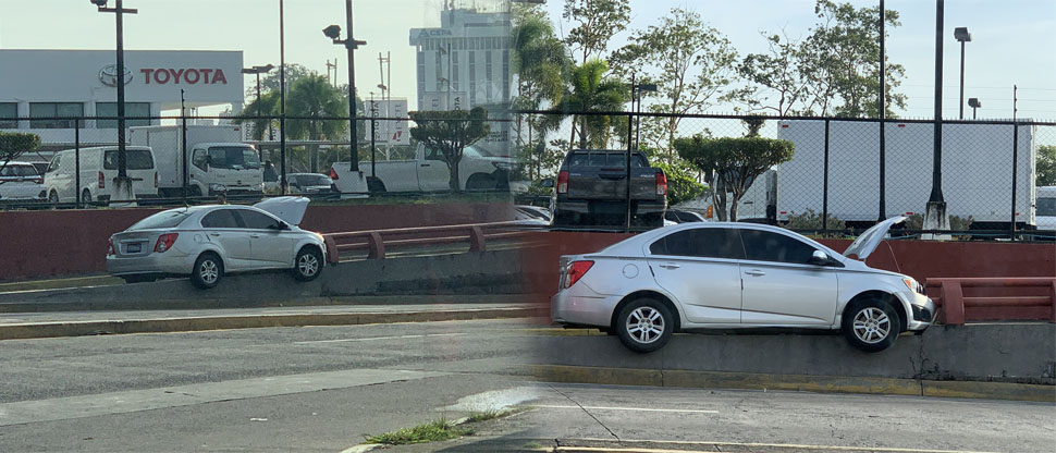 Automovilista se incrusta en separador de paso a desnivel y abandona el vehículo en la escena