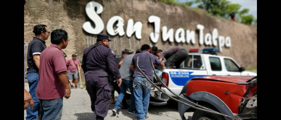 Motorista de pick up resulta lesionado luego chocar contra poste en la entrada a San Juan Talpa