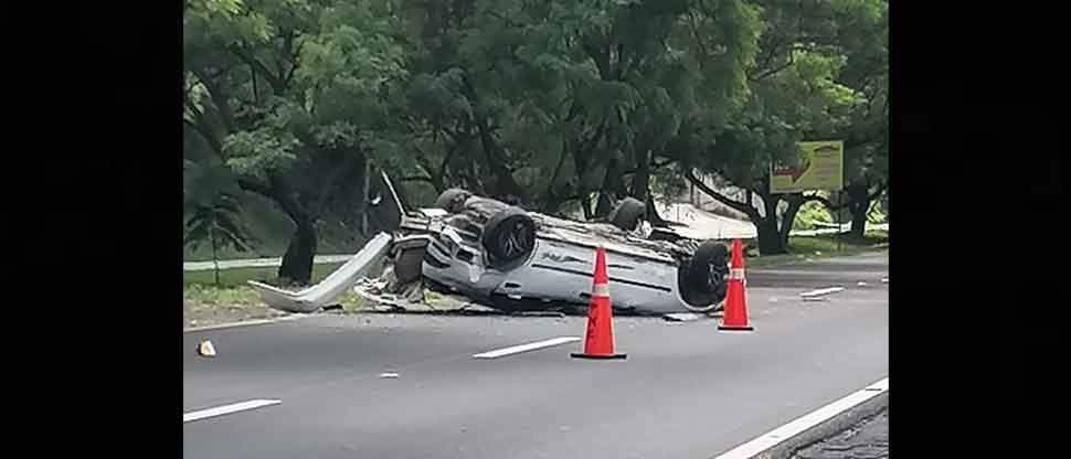 Reportan tráfico pesado por vehículo volcado en carretera Panamericana
