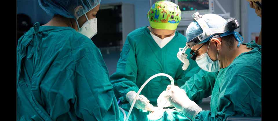 Médicos del Hospital Benjamín Bloom benefician a pacientes con cirugías oftalmológicas ￼￼￼