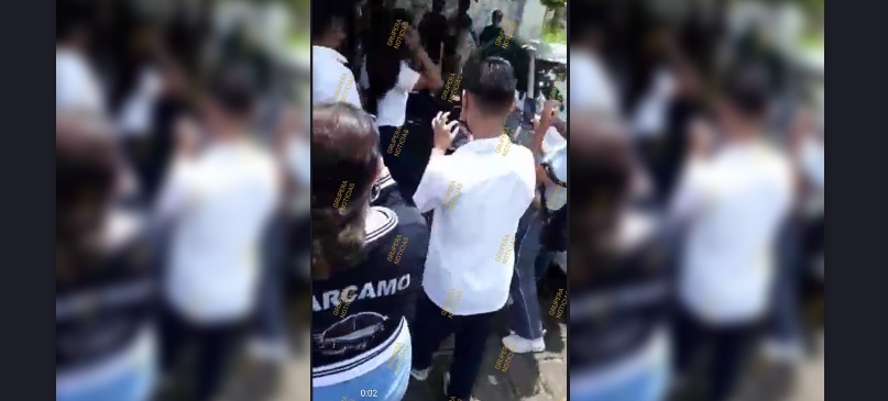 Estudiantes hacen rueda y graban videos de cómo agreden a una compañera