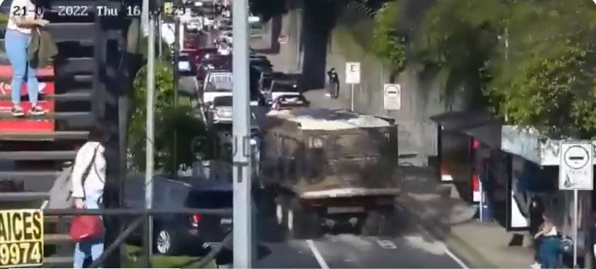 Revelan el momento exacto de fuerte accidente en bulevar de Los Próceres, San Salvador: VIDEO