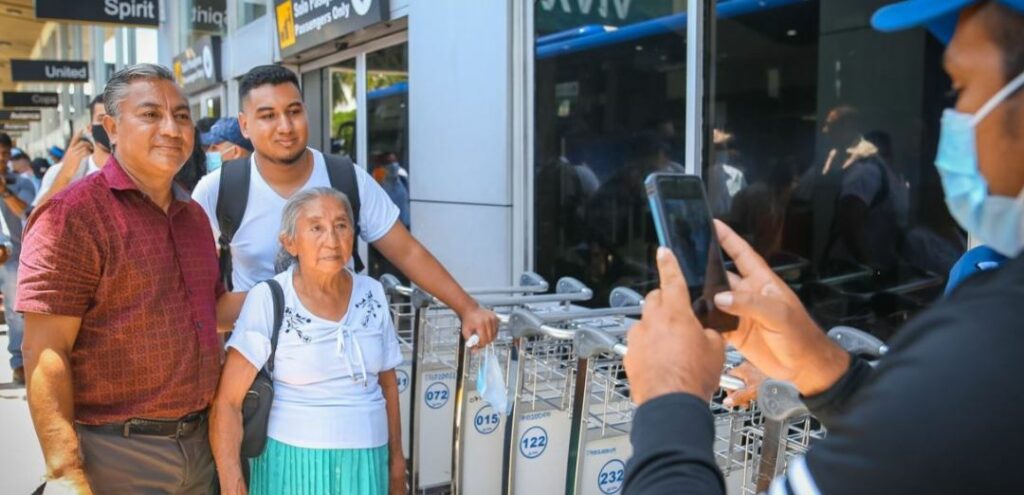 Salvadoreños aplican para una plaza de trabajo temporal en Canadá