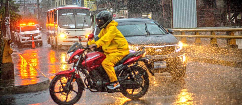 Cinco concejos de Bomberos a motociclistas para evitar accidentes de tránsito en época de lluvias
