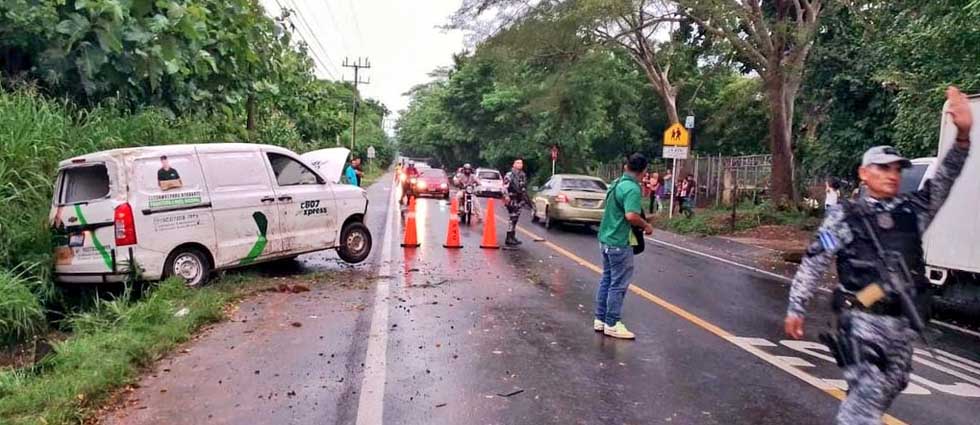 Automovilista sufre accidente tras perder el control del vehículo debido a las lluvias