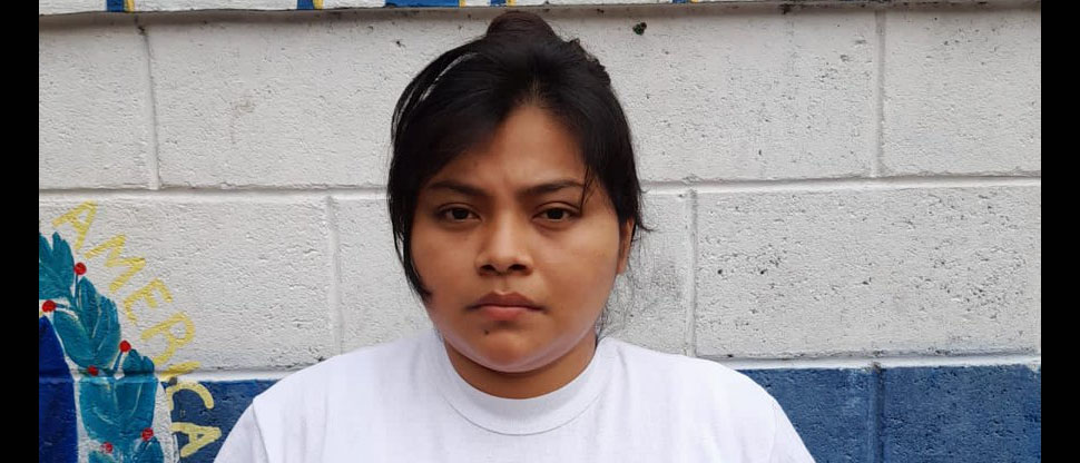 Jovencita asesina a una amiga y le roba el bebé para simular que era suyo