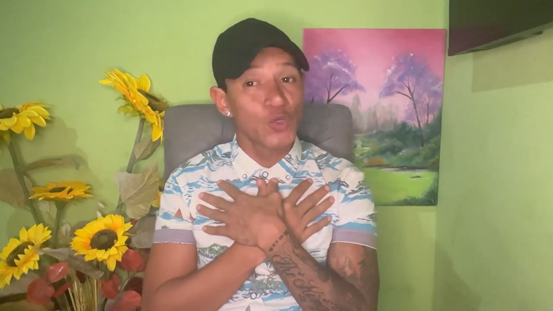 King Flyp se tiñe el cabello expresando su apoyo en la lucha contra el cáncer