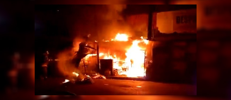 Incendio en mercado Cólón, Santa Ana, consume un puesto y afecta a otro