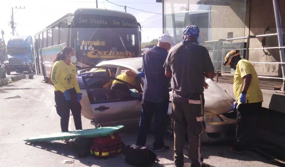 Conductor resulta lesionado tras chocar contra estación del Sitramss, Soyapango