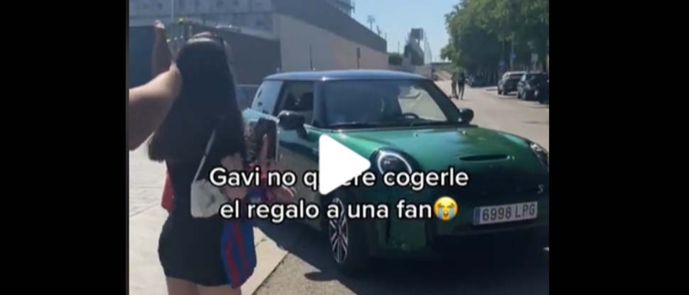 Jugador del Barcelona rechaza regalo de una aficionada