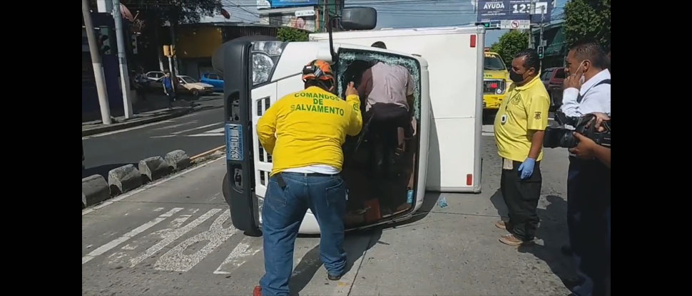Auxilian a motorista de camión que volcó cerca de la alcaldía de San Salvador
