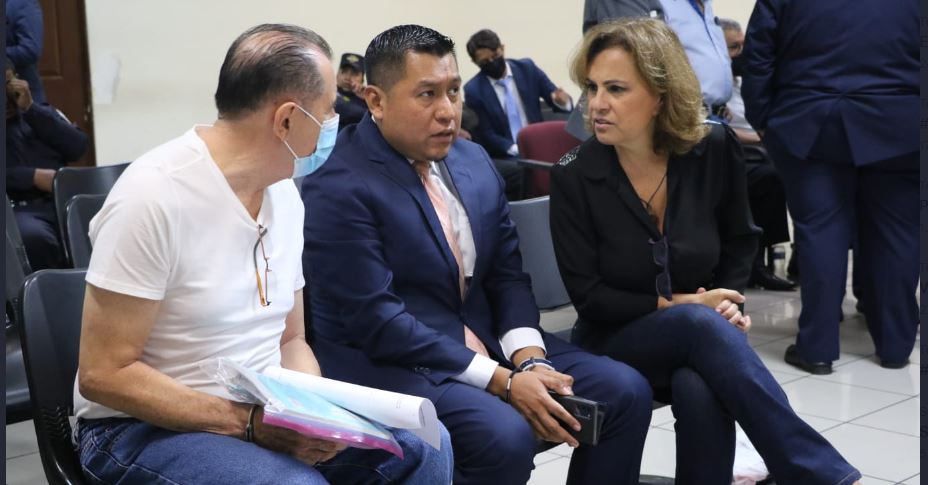 Envían a juicio 10 exfuncionarios de la administración de Mauricio Funes por lavado de dinero