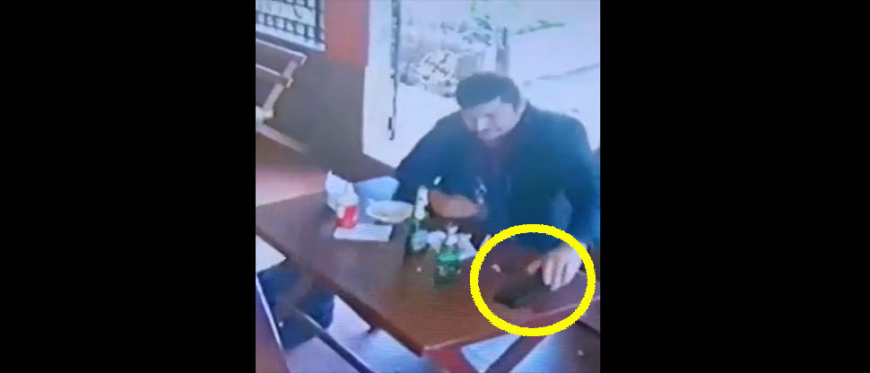 Captan cuando hombre roba el celular a otro sujeto con quien tomaba cervezas