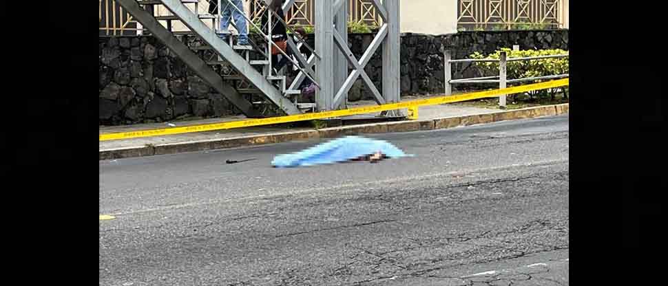 Anciano muere atropellado cuando intentó cruzar la calle debajo de una pasarela