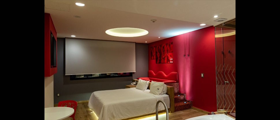 Pareja hurta televisor de motel en Sonsonate y son captados por cámaras de seguridad