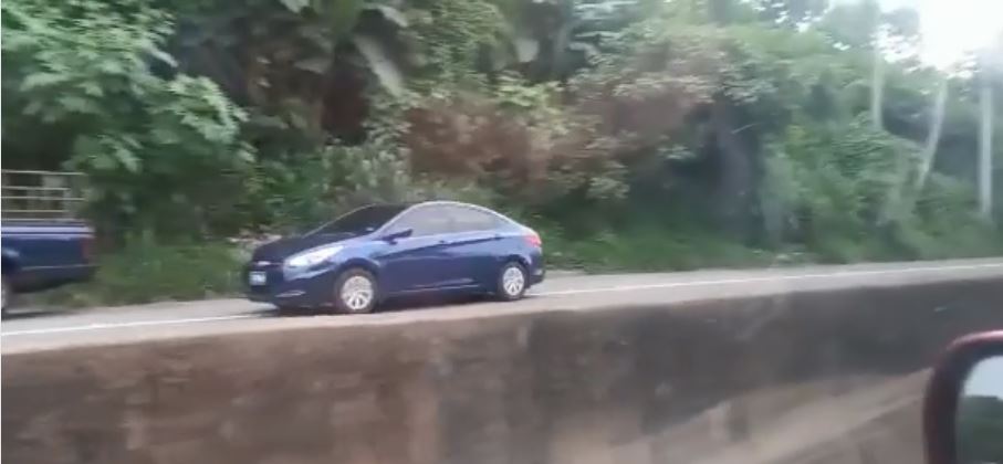 Conductor circula en retroceso sobre bulevar Constitución, tras perder la ruta | VIDEO