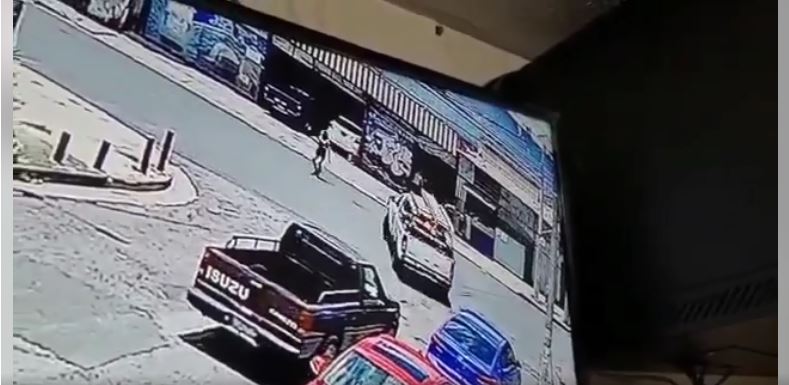 Cámaras captan accidente entre conductor y señorita peatón despistados en San Salvador