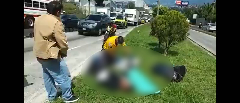 Auxilian a motociclista lesionado en accidente de tránsito en el bulevar del Ejército en Soyapango 