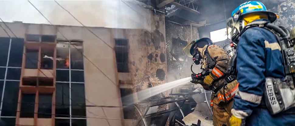 VIDEO: Bomberos sofocan incendio en edificio de la colonia Médica, San Salvador